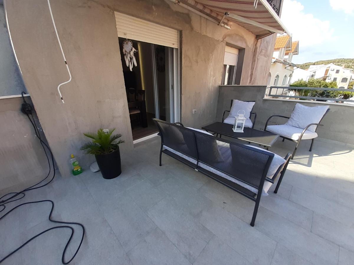 Apartment Lucky With Jacuzzi Трогір Екстер'єр фото