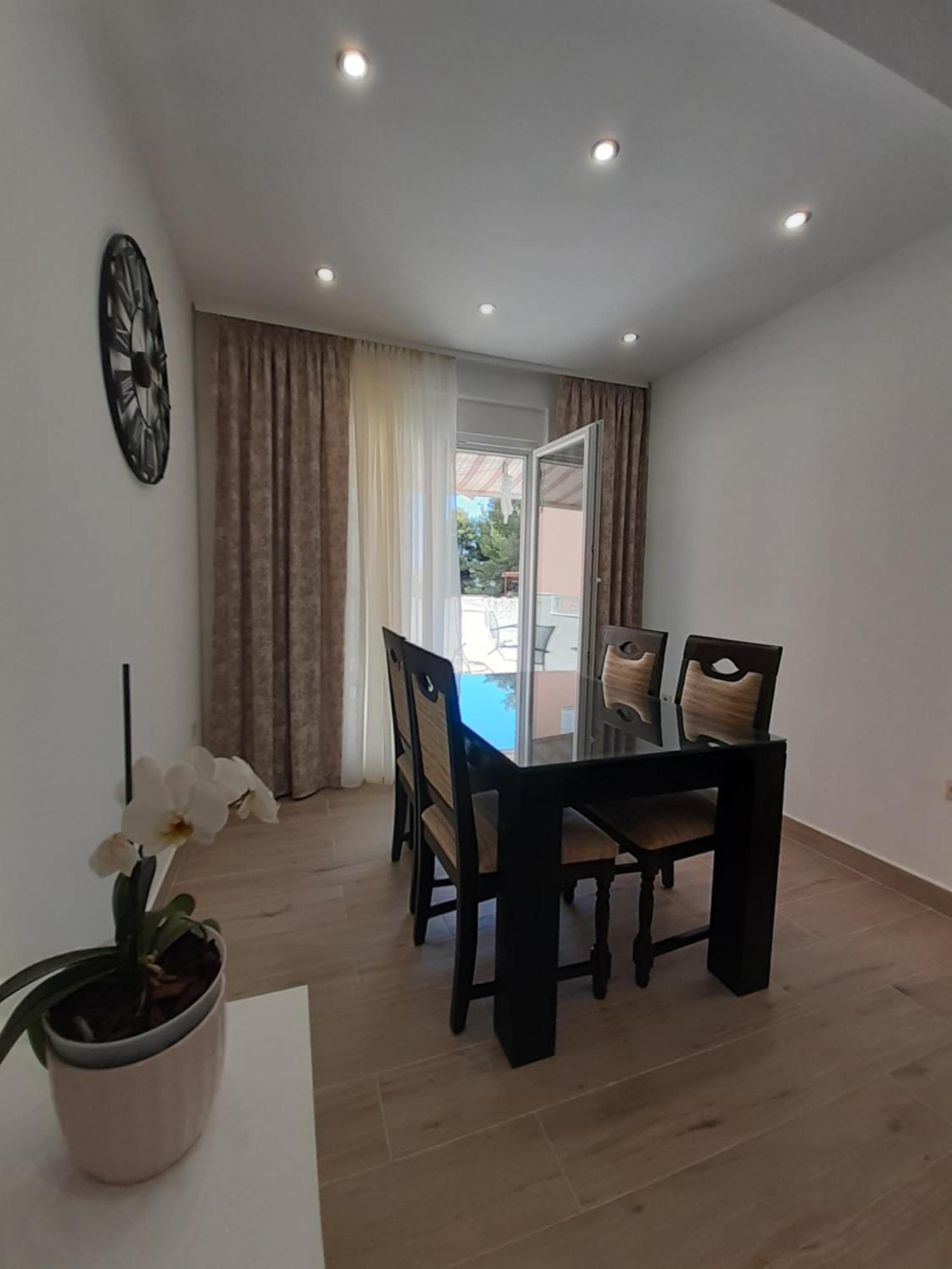 Apartment Lucky With Jacuzzi Трогір Номер фото
