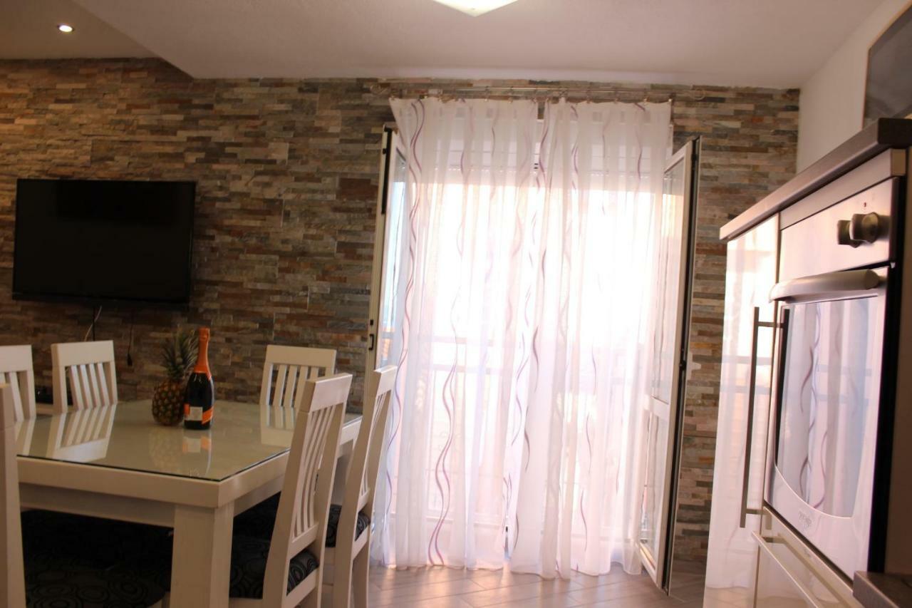 Apartment Lucky With Jacuzzi Трогір Екстер'єр фото
