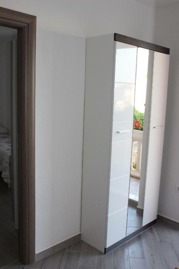 Apartment Lucky With Jacuzzi Трогір Екстер'єр фото