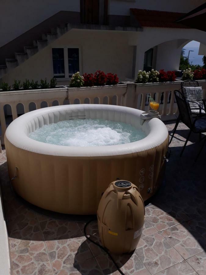 Apartment Lucky With Jacuzzi Трогір Екстер'єр фото